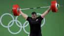 Lifter Suriah, Man Asaad, saat tampil  di kelas +105kg pada Olimpiade 2016. Memperoleh angkatan mencapai 400kg dirinya harus puas berada pada posisi ketujuh. (Reuters/Stoyan Nenov) 