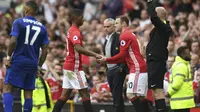 Wayne Rooney kalah bersaing dengan Zlatan Ibrahimovic dan juga Marcus Rashford di lini depan MU. (AFP/Anthony Devlin)