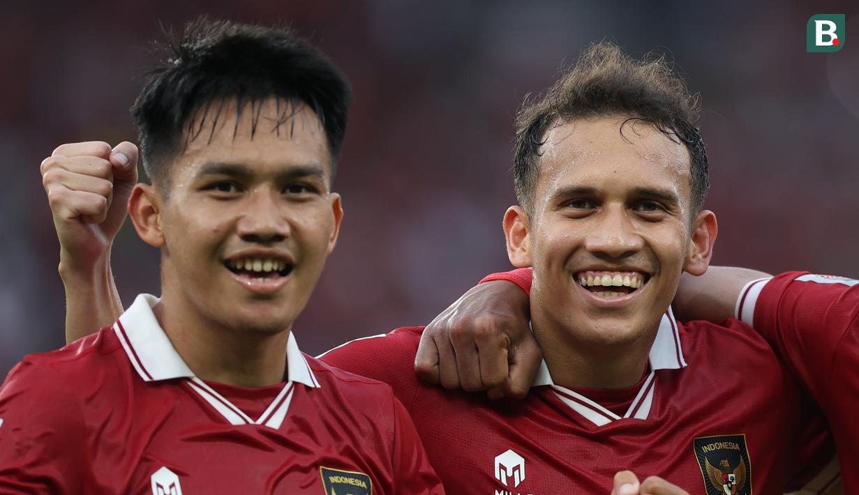 Pelatih asal Korea Selatan Shin Tae-yong mulai menangani Timnas Indonesia sejak awal Januari 2020. Di samping memegang timnas senior, ia juga dipercaya menangani Timnas Indonesia di level yunior, seperti timnas U-19, U-20 dan U-23. Bersama timnas senior yang saat kini tengah berlaga di Piala AFF 2022, STY telah memimpin Timnas Garuda dalam 26 laga. Beberapa pemain tercatat telah menjadi pencetak gol dalam laga-laga tersebut, di mana 5 di antaranya menjadi yang tertajam. Siapa saja? Yuk disimak uraiannya berikut ini. (Bola.com/Bagaskara Lazuardi)