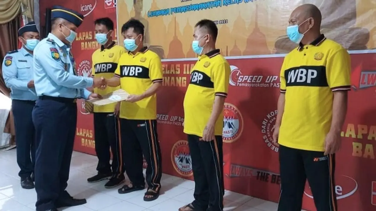 Pemberian remisi Hari Waisak kepada narapidana beragama Buddha di Riau.