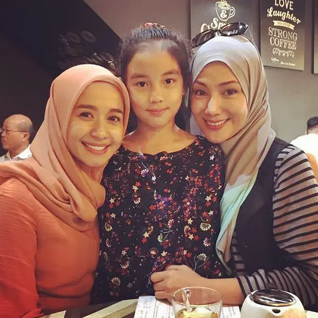 6 Potret Keakraban Laudya Cynthia dengan Mantan Istri Emran, Kompak