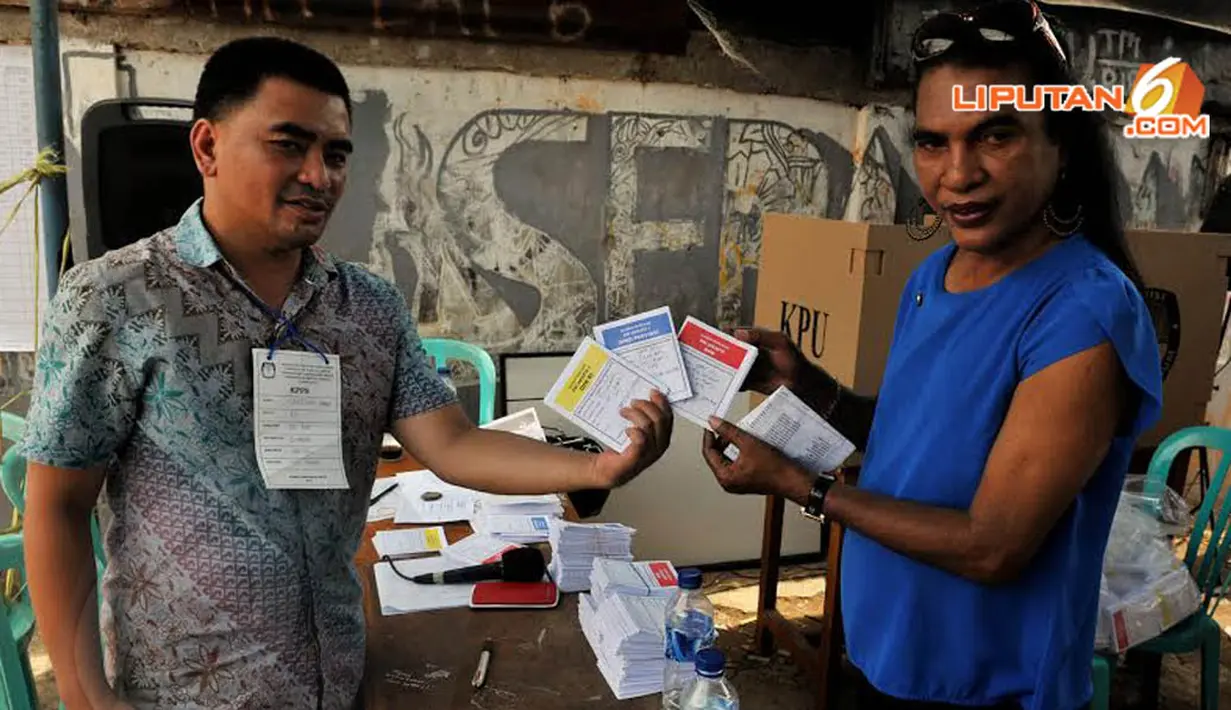 Mereka tampak bersemangat untuk menggunakan hak pilihnya saat memegang surat suara sebelum melakukan pencoblosan (Liputan6.com/Johan Tallo)