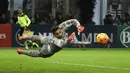 Kiper muda AC Milan yang baru berusia 16 tahun, Gianluigi Donnarumma, melakukan penyelamatan saat bertanding melawan Sampdoria dalam laga Serie A di Stadion San Siro, Milan, (28/11/2015). (AFP/Olivier Morin)