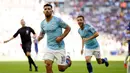 Pemain Manchester City, Sergio Aguero (tengah) melakukan selebrasi usai mencetak gol ke gawang Chelsea dalam Community Shield di Wembley, London, Inggris, Minggu (5/8). Sergio Aguero mencetak dua gol ke gawang Chelsea. (AP Photo/Tim Ireland)