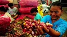 Seorang pedagang menunjukkan bawang merah di Pasar Induk sayur dan buah, Kramat Jati, Jakarta, Jumat, (13/3/2015). Harga bawang merah di sejumlah pasar menembus Rp 30 ribu per kg atau mengalami kenaikan sekitar Rp 2000-5000/kg. (Liputan6.com/Yoppy Renato)