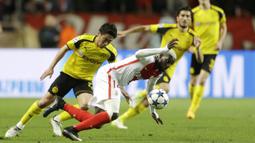 Gelandang AS Monaco, Tiemoue Bakayoko, berebut bola dengan gelandang Borussia Dortmund, Shinji Kagawa. Pada laga tersebut AS Monaco memakai skema 4-4-2 sementara Borussia Dortmund dengan formasi 3-4-2-1. (AP Photo/Claude Paris)