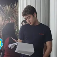 Gaya fashion Giorgino Abraham jadi lebih anak muda di dalam sinetron Berkah Cinta. 