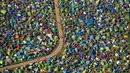 Pemandangan udara menunjukkan deretan tenda di lokasi kemah Festival Glastonbury, Worthy Farm, Somerset, Inggris, Kamis (27/6/2019). Salah satu festival musik terbesar dan bergengsi di dunia ini resmi dibuka. (Aaron Chown / PA Wire (/ PA via AP)