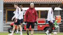Pelatih Bayern Munchen, Julian Nagelsmann memimpin sesi latihan di Munich, Jerman, Selasa (5/4/2022). Bayern Munchen akan bertanding melawan Villarreal pada leg pertama perempat final Liga Champions di Estadio de la Ceramica, Spanyol. (Matthias Balk/dpa via AP)