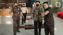 Petugas membantu Kepala Kantor Pajak Madya Jakarta Timur, Wahono Saputro mengarahkannya ke pintu keluar  Gedung Merah Putih KPK, Jakarta Selatan, Selasa (14/3/2023). Saat menyambangi Gedung Merah Putih KPK, Wahono Saputro juga bungkam untuk menjawab pertanyaan para awak media. (Liputan6.com/Faizal Fanani)