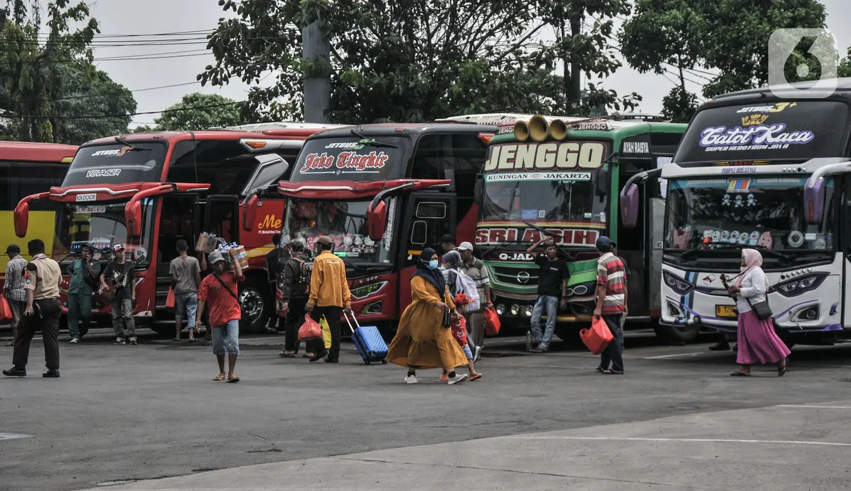 Bus antarkota antarprovinsi (AKAP) saat menunggu jadwal keberangkatan di Terminal Bus Tanjung Priok, Jakarta, Selasa (18/4/2023). (merdeka.com/Iqbal S. Nugroho)