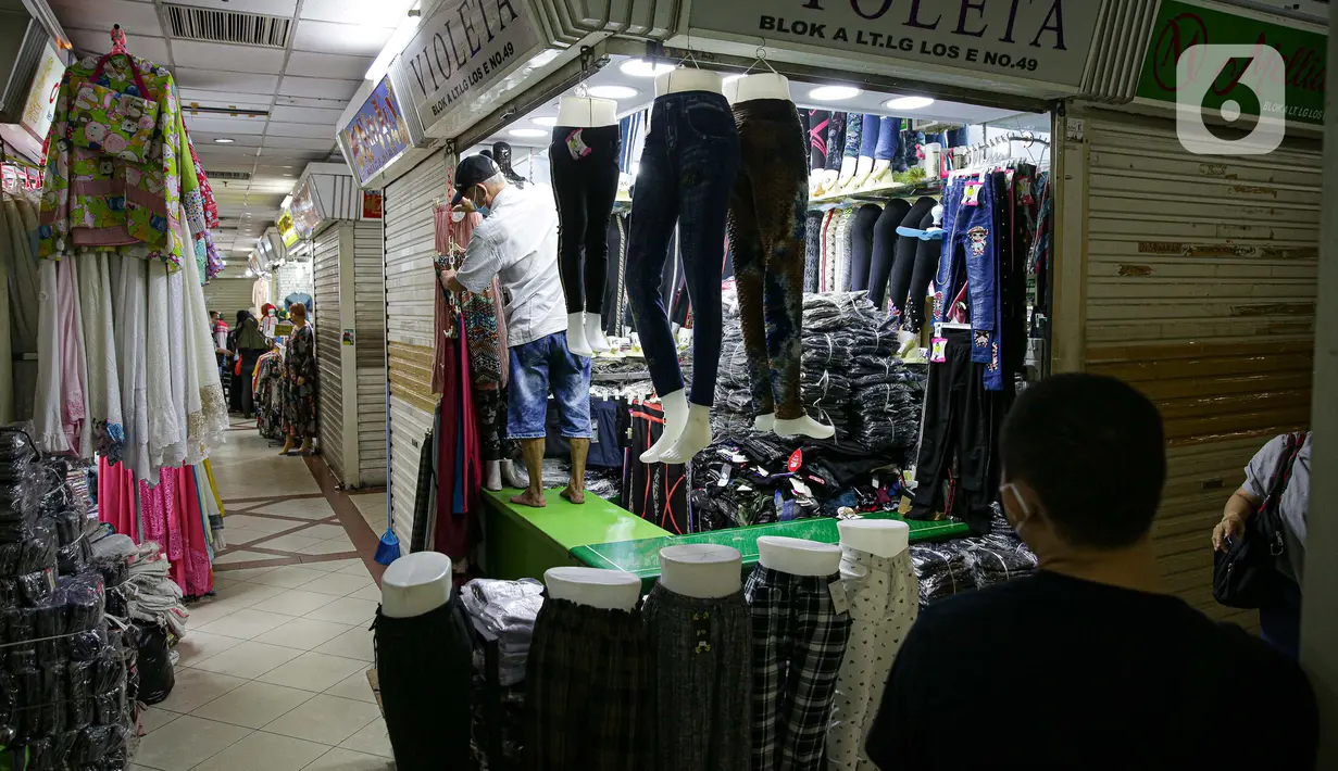 Pedagang merapikan dagangan sebelum menutup tokonya di Pasar Tanah Abang, Jakarta Pusat, Selasa (11/6/2021). Pasar Tanah Abang akan tutup sementara pada 12 hingga 18 Mei mendatang guna menyambut libur lebaran dan perawatan rutin. (Liputan6.com/Faizal Fanani)