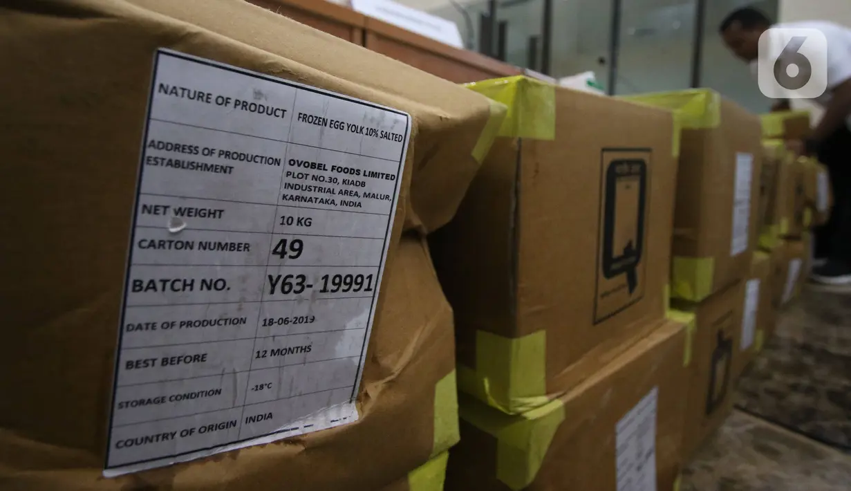 Petugas marapikan barang bukti saat rilis kasus importasi kuning telur beku di Bareskrim Polri, Jakarta, Rabu (12/2/2020). Dittipideksus Polri mengamankan barang bukti Frosen Egg Yolk-10 persen sejumlah 15 ton atau senilai kurang lebih Rp1 miliar yang diimpor oleh PT ABN. (Liputan6.com/Angga Yuniar)