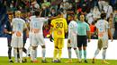 Wasit memberikan kartu merah saat pertandingan antara Paris Saint-Germain kontra Marseille pada laga Ligue 1 di di Stade de France, Senin (14/9/2020). PSG takluk 0-1 dari Marseille. (AP Photo/Michel Euler)