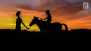 Seorang remaja hendak pulang bersama kuda peliharaanya. Kuda menjadi salah satu ciri dari Sumba Timur. Berdasarkan sejarah dahulu kala kuda memiliki peranan penting dalam peperangan di wilayah Sumba. (Liputan6.com/Johan Tallo)