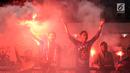 Suporter PSIS menyalakan suar saat merayakan kemenangan timnya melawan Martapura FC di Final tempat ketiga Liga 2 Indonesia di Stadion GBLA, Bandung, Selasa (28/11). PSIS unggul 6-4 dan lolos ke Liga 1 Indonesia. (Liputan6.com/Helmi Fithriansyah)
