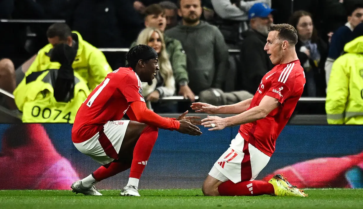 Pemain Nottingham Forest, Chris Wood melakukan selebrasi setelah mencetak gol ke gawang Tottenham Hotspur dalam laga lanjutan Liga Inggris 2024/2025 di Tottenham Hotspur Stadium, London, Inggris, Selasa (22/04/2025). (AFP/Ben Stansall)