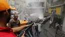 Personel dinas Kota Amman menyemprot warga dengan sprinkler air untuk mengurangi efek dari gelombang panas di Yordania, Senin(3/8/2015). (REUTERS/Muhammad Hamed)