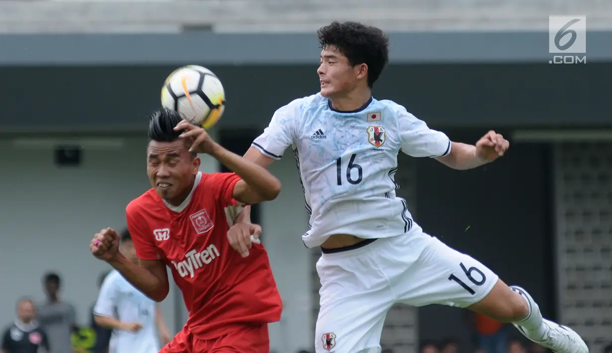 Pemain Timnas Jepang U-19, Taniguchi Hiroto (kanan) berduel udara dengan pemain Persika saat uji tanding di Lapangan B Kompleks GBK, Jakarta, Selasa (27/3). Persika kalah 2-3 dari Jepang U-19. (Liputan6.com/Helmi Fithriansyah)