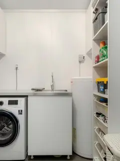 Ilustrasi Ruang Cuci Kecil/Photo by Lisa Anna on Unsplash