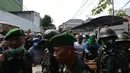 Personel TNI seusai berdiskusi dan rekonsiliasi dengan warga untuk mencegah kerusuhan susulan di Jalan KS Tubun, Petamburan, Jakarta, Rabu (22/5/2019). Aparat keamanan berhasil menghalau massa aksi 22 Mei yang sebelumnya berkumpul di kawasan tersebut. (merdeka.com/Imam Buhori)