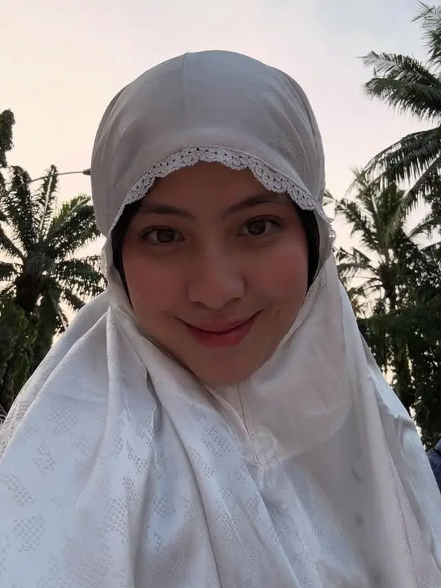 Wajah Selebritis dengan Riasan Wajah Minimalis saat Mengenakan Mukena Sholat Ied 2025