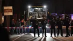 Polisi berjaga di depan bus tim Borussia Dortmund yang rusak terkena ledakan bom di Dortmund, Jerman Barat, Selasa (11/4). Bus membawa pemain Borussia Dortmund untuk pertandingan perempat final Liga Champions melawan Monaco. (AP Photo/Martin Meissner)