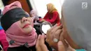 Momen saat peserta merias wajah dengan mata tertutup di Kantor Balai Kota Tangerang Selatan, Banten, Jumat (27/4). Perlombaan ini diikuti oleh 400 peserta. (Merdeka.com/Arie Basuki)