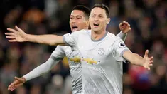 Gelandang Manchester United, Nemanja Matic merayakan gol ke gawang Crystal Palace dalam lanjutan Liga Inggris di Stadion Selhurst Park, Senin (5/3). Matic berhasil mengunci kemenangan MU usai mencetak gol penentu di penghujung laga. (AP/Tim Ireland)