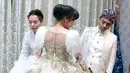 Pasangan Sheza dan Surya melakukan fiting baju pengantin di Rumah Mode Hengky Kawilarang di kawasan Tebet, Jakarta Selatan. Pasangan ini akan mengenakan busana adat Sunda. (Deki Prayoga/Bintang.com)