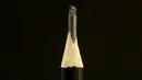 Ukiran dari ujung pensil berbentuk rumah karya Jasenko Djordjevic di Tuzla, Bosnia dan Herzegovina, Selasa (26/4). Keterampilan Djordjevic membutuhkan konsentrasi penuh saat membuat ukiran miniatur. (REUTERS / Dado Ruvic)