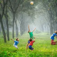 Ilustrasi anak bermain bersama. Photo by Robert Collins on Unsplash