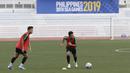 Pemain Timnas Indonesia U-22, Syarian Abimanyu dan Evan Dimas, bersiap melakukan tendangan bebas saat latihan di Stadion Rizal Memorial, Manila, Senin (25/11). Latihan ini persiapan jelang laga SEA Games 2019 melawan Thailand. (Bola.com/M Iqbal Ichsan)