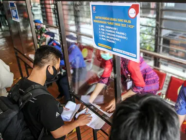 Petugas memeriksa dokumen kesehatan calon penumpang sebelum melakukan lapor diri (chek in) di Terminal 2 Bandara Soekarno Hatta, Tangerang, Banten, Rabu (10/6/2020). PT Angkasa Pura II selaku pengelola mulai menjalankan skenario protokol penerapan tatanan normal baru. (Liputan6.com/Faizal Fanani)