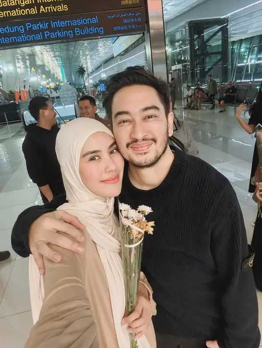 Seperti di Antaranya Nagita Slavina dan dua iparnya, Nisya Ahmad dan Syahnaz Sadiqah yang sama-sama konsisten tampil dengan hijabnya. Perbedaan gaya hijab mereka sontak mencuri atensi. [@raffinagita1717/@nissyaa/@syahnazs].