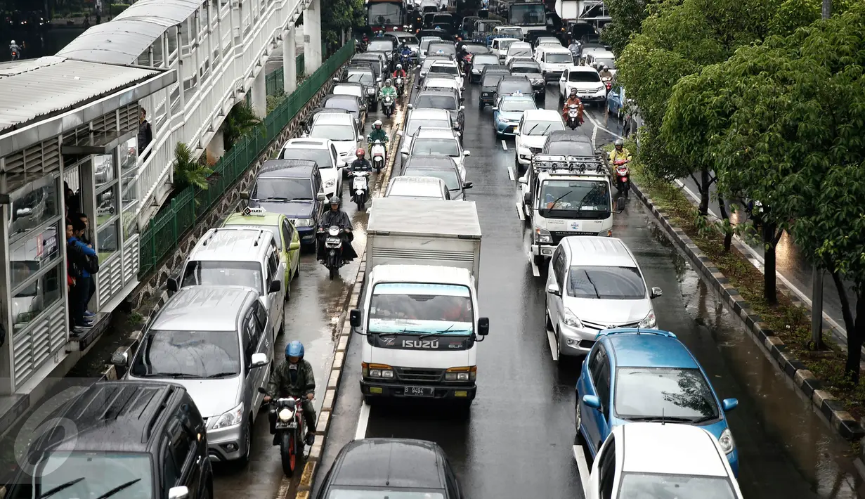 Sejumlah kendaraan terjebak kemacetan di Jalan Pramuka, Jakarta, Jumat (26/2). Banjir yang menggenangi sejumlah ruas jalan menyebabkan kemacetan arus lalu lintas di beberapa titik. (Liputan6.com/Faizal Fanani)
