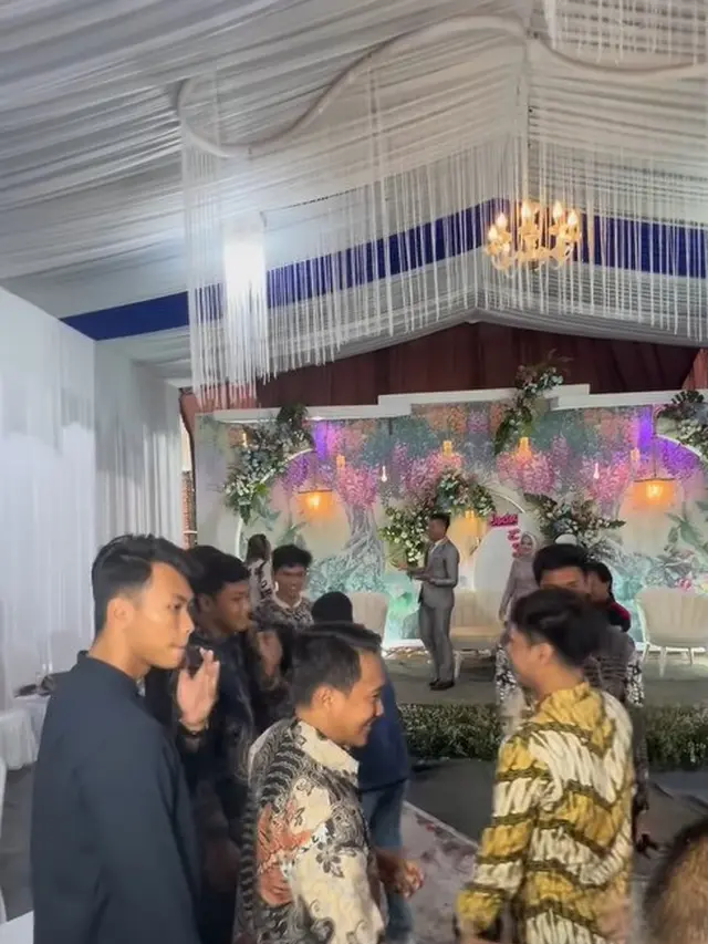 Potret Jirayut pertama kali datang ke kondangan di Indonesia (Sumber: Instagram/jirayutdaa4official)