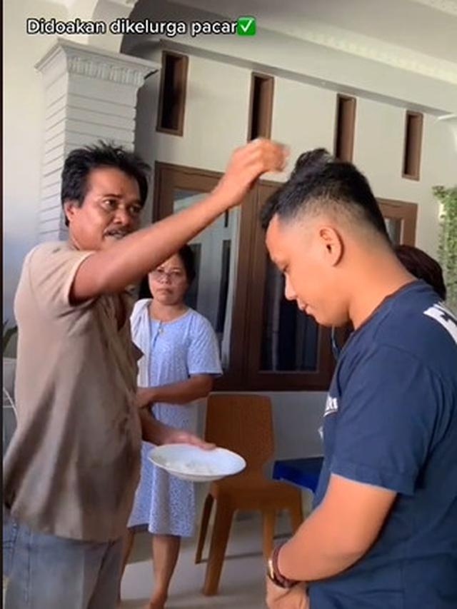 Viral Ritual Beli Mobil Baru, Dipecahkan Telur Hingga Dilempar Beras