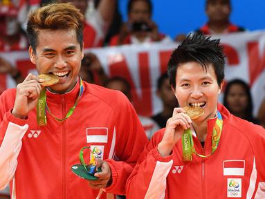 Pasangan ganda campuran, Liliyana Natsir dan Tontowi Ahmad menjadi peraih medali emas Olimpiade Rio De Janeiro 2016 setelah kalahkan pebulutangkis Malaysia, Liu Ying Goh dan Peng Soon Chan. Mereka berhasil menghentikan puasa gelar pada ajang Olimpiade sebelumnya. (Foto: AFP/Goh Chai Hin)