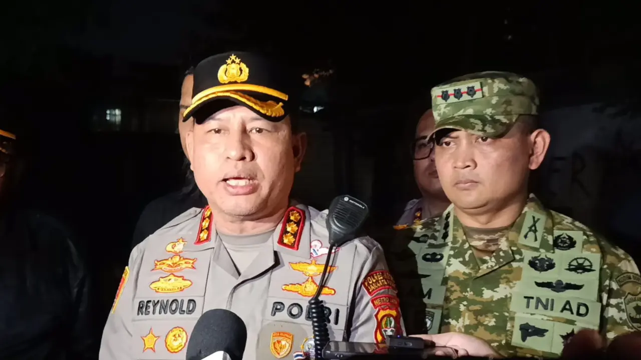 Kapolres Metro Jakarta Pusat Kombes Reynold E.P. Hutagalung saat memantau lokasi bentrok  warga Menteng di Jakarta Pusat. (Liputan6/Rifqy Alief)