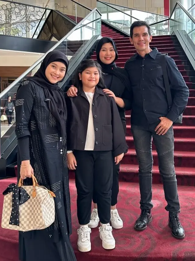 Potret Sharla Martiza dan keluarga (Sumber: Instagram/adrianmaulana)