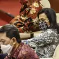 Menteri Keuangan Sri Mulyani (tengah), Gubernur Bank Indonesia Perry Warjiyo (kiri) dan Kepala Eksekutif Pengawas Perbankan OJK Heru Kristiyana (kanan) saat rapat kerja dengan Komisi XI DPR di Kompleks Parlemen, Senayan, Jakarta, Senin (24/8/2020). (Liputan6.com/Johan Tallo)