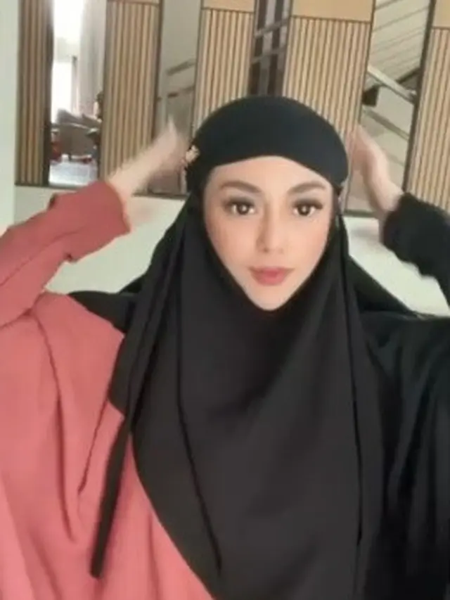 6 Potret Gaya Celine Evangelista Pakai Cadar Ini Jadi Sorotan