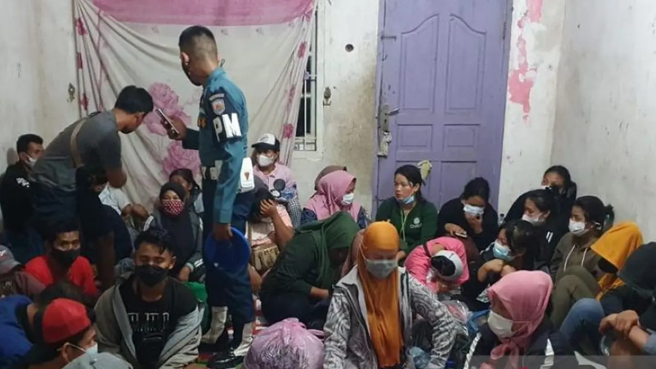 TNI AL mendata pekerja migran Indonesia (PMI) ilegal di Tanjung Balai, Sumatera Utara, Senin (28/2/2022) (ANTARA/HO-Koarmada I)