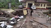 Salah satu reruntuhan gedung akibat tsunami Selat Sunda Banten (Liputan6.com/Jayadi Supriadin)