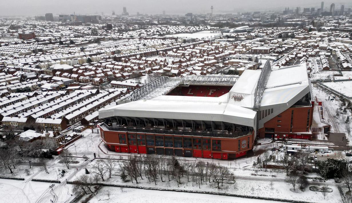 Stadion Anfield dan bangunan yang terletak di kota Liverpool tertutup salju menjelang laga lanjutan Liga Inggris 2024/2025 antara Liverpool melawan Manchester United pada Minggu (05/01/2025). (AFP/Darren Staples)