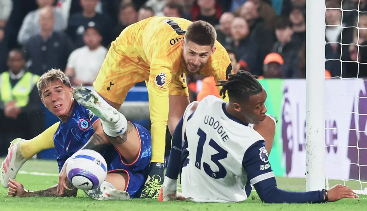 Chelsea tampil tangguh untuk menundukkan perlawanan tim tamu Tottenham. Duel alot selama 90 menit berakhir dengan skor 1-0 untuk kemenangan The Blues. (AP Photo/Ian Walton)