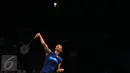 Tunggal putra Malaysia, Lee Chong Wei melakukan smes saat laga melawan Jan O Jorgensen (Denmark) di final BCA Indonesia Open 2016, Jakarta, Minggu (5/6/2016). Lee Chong Wei unggul 17-21, 21-19, 21-17. (Liputan6.com/Helmi Fithriansyah)
