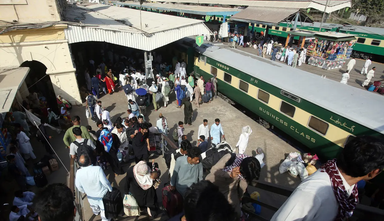 Orang-orang bersiap menaiki kereta untuk kembali ke kota asal mereka untuk liburan Idul Fitri di stasiun kereta api di Karachi, Pakistan (2/6/2019). Idul Fitri menandai akhir bulan suci Ramadan. (AP Photo/Fareed Khan)