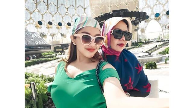 Ikuti Jejak Sang Nenek, Ini 6 Potret Rumy Rach Cucu Elvy Sukaesih